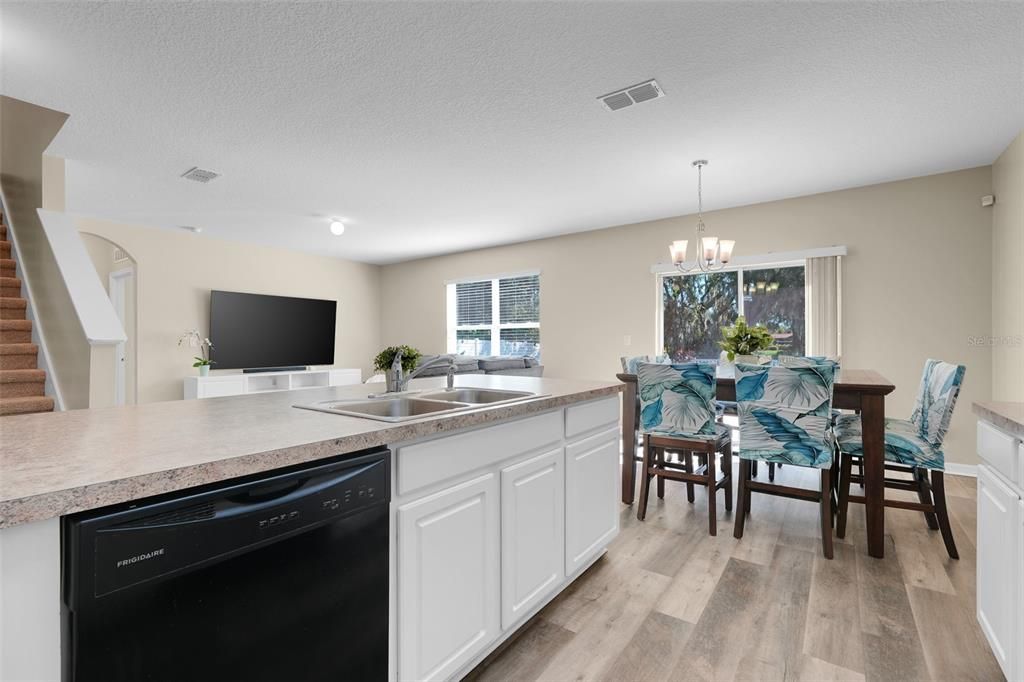 Под контрактом: $435,000 (5 спален, 3 ванн, 2674 Квадратных фут)