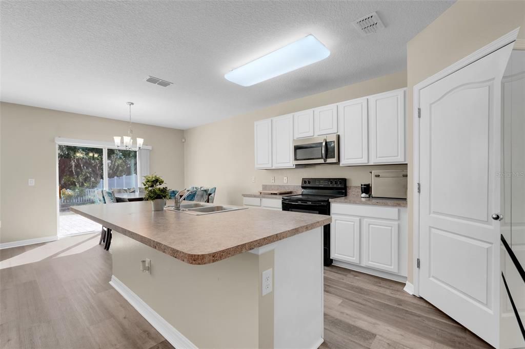 Под контрактом: $435,000 (5 спален, 3 ванн, 2674 Квадратных фут)