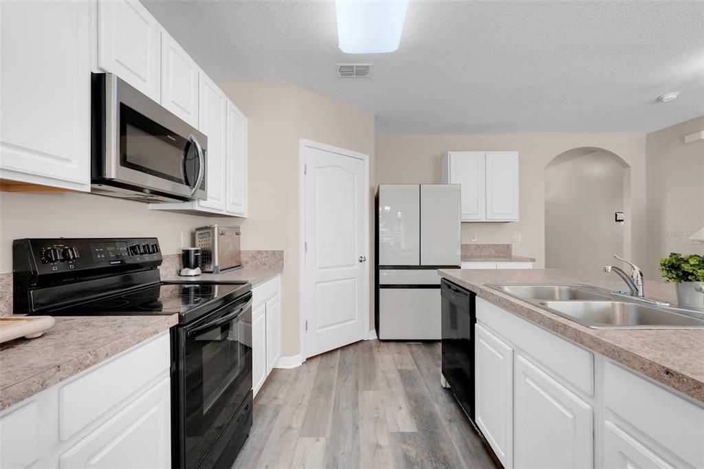 Под контрактом: $435,000 (5 спален, 3 ванн, 2674 Квадратных фут)