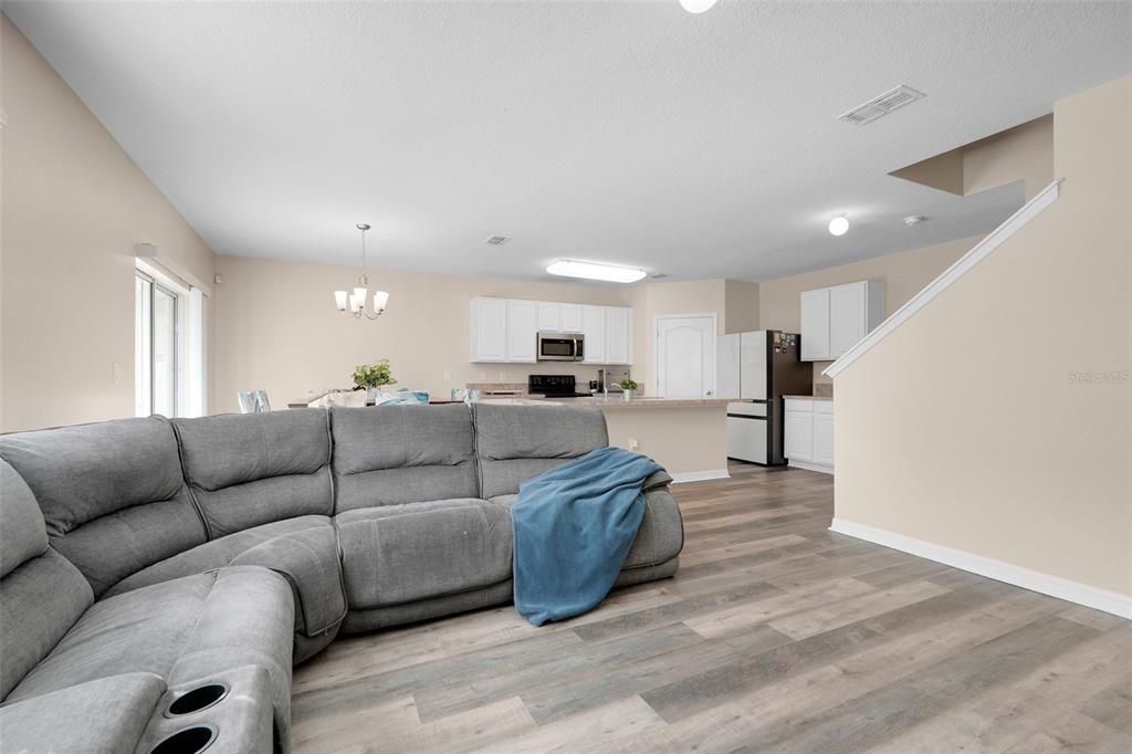 Под контрактом: $435,000 (5 спален, 3 ванн, 2674 Квадратных фут)