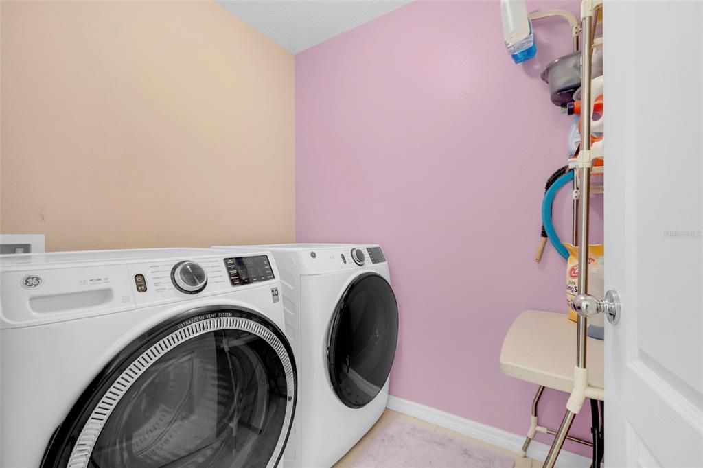 Под контрактом: $435,000 (5 спален, 3 ванн, 2674 Квадратных фут)