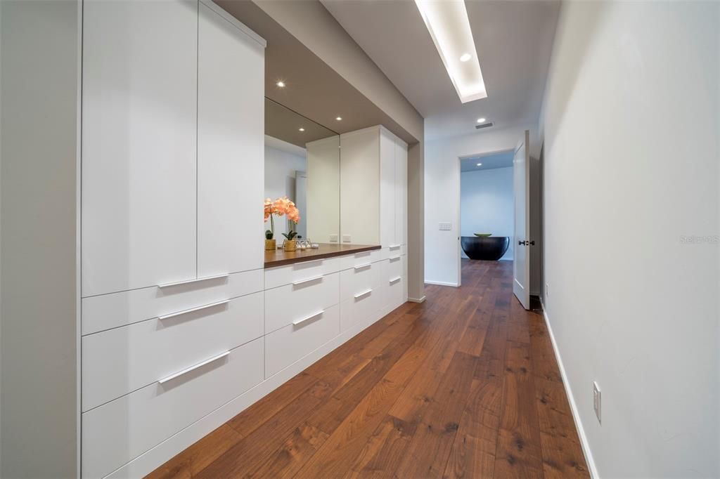 For Rent: $22,500 (5 beds, 7 baths, 6709 Square Feet)