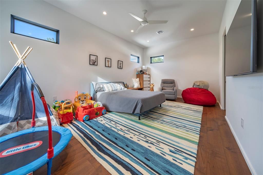 For Rent: $22,500 (5 beds, 7 baths, 6709 Square Feet)