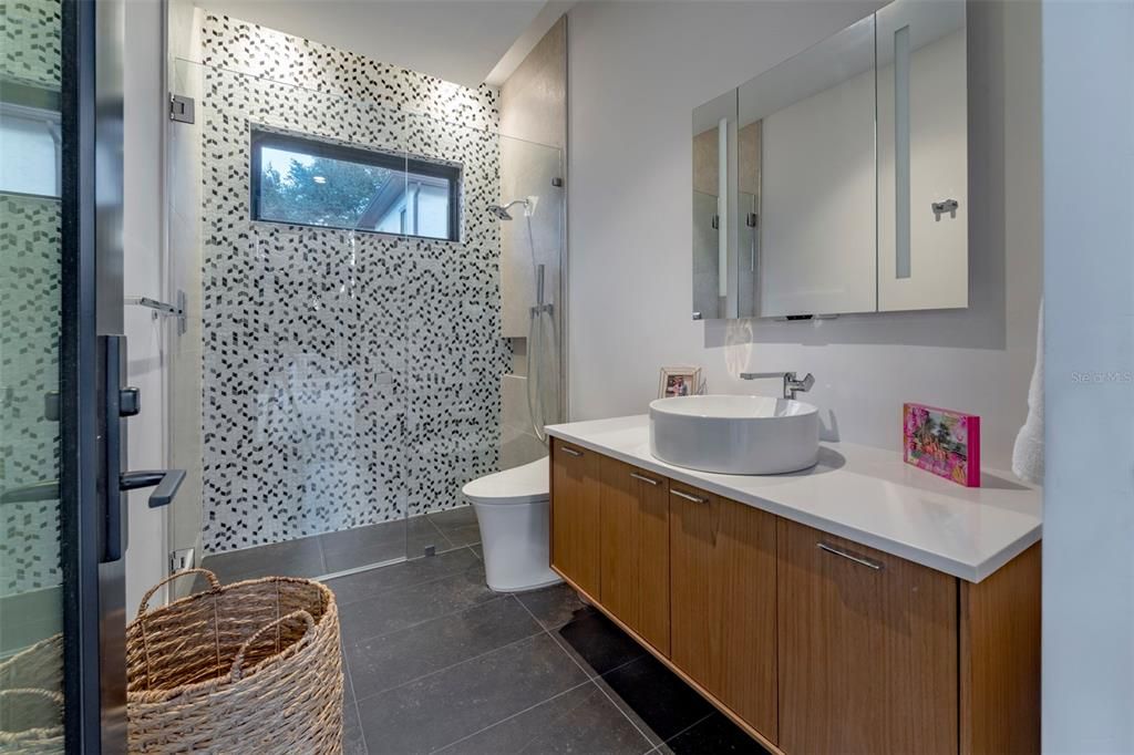 For Rent: $22,500 (5 beds, 7 baths, 6709 Square Feet)