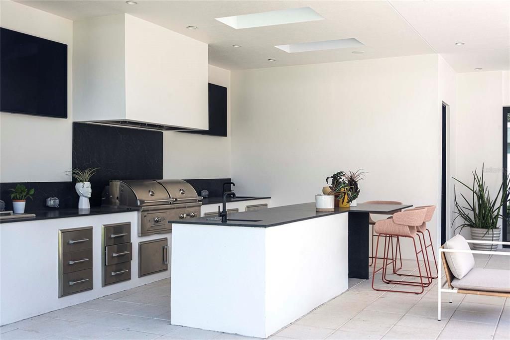 For Rent: $22,500 (5 beds, 7 baths, 6709 Square Feet)