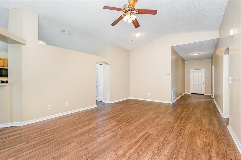 For Sale: $289,900 (4 beds, 2 baths, 1902 Square Feet)