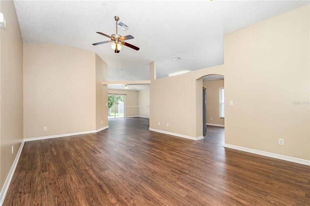 For Sale: $289,900 (4 beds, 2 baths, 1902 Square Feet)