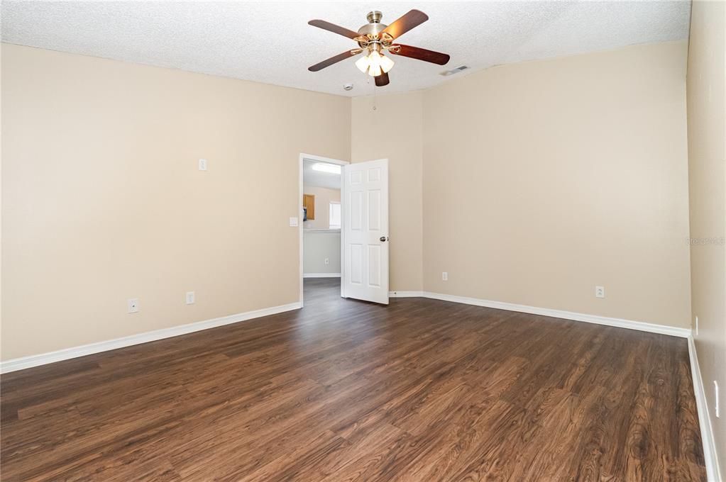 For Sale: $289,900 (4 beds, 2 baths, 1902 Square Feet)