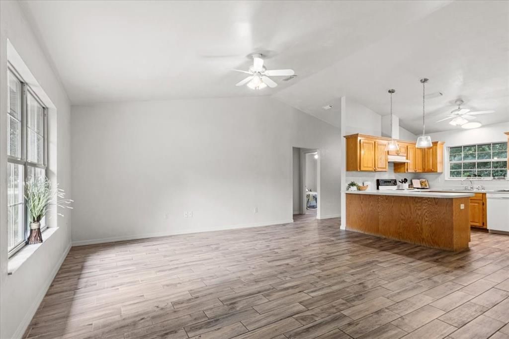 Под контрактом: $349,900 (3 спален, 2 ванн, 1452 Квадратных фут)