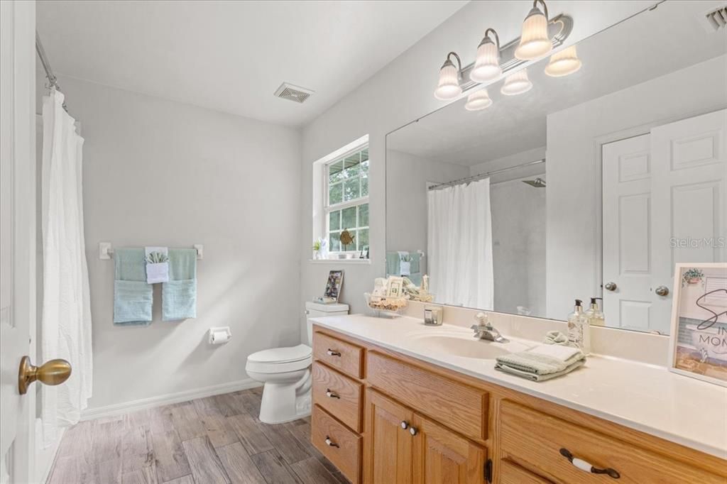 Под контрактом: $349,900 (3 спален, 2 ванн, 1452 Квадратных фут)