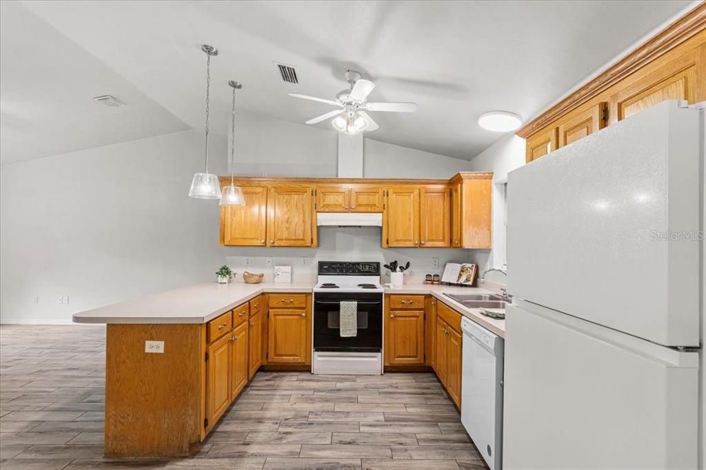 Под контрактом: $349,900 (3 спален, 2 ванн, 1452 Квадратных фут)