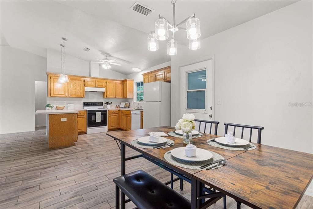 Под контрактом: $349,900 (3 спален, 2 ванн, 1452 Квадратных фут)