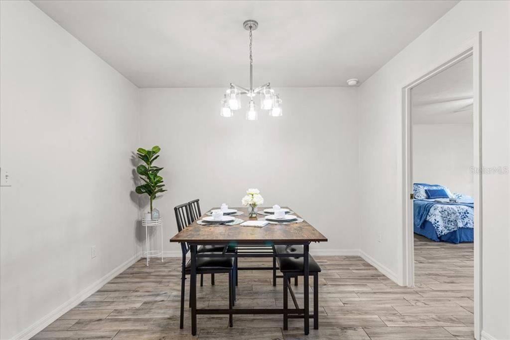 Под контрактом: $349,900 (3 спален, 2 ванн, 1452 Квадратных фут)