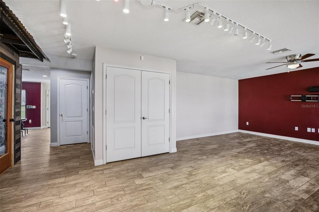 For Sale: $440,000 (3 beds, 3 baths, 2421 Square Feet)