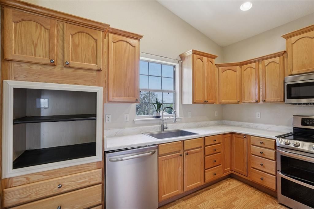 For Sale: $440,000 (3 beds, 3 baths, 2421 Square Feet)