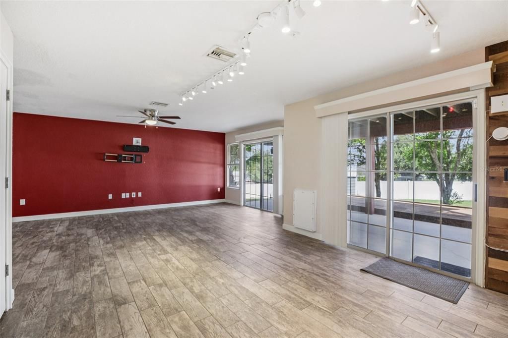 For Sale: $440,000 (3 beds, 3 baths, 2421 Square Feet)