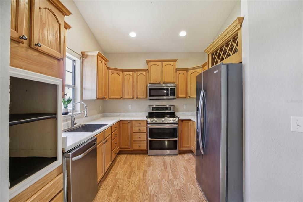 For Sale: $440,000 (3 beds, 3 baths, 2421 Square Feet)