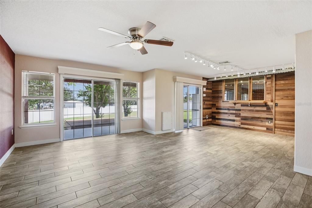 For Sale: $440,000 (3 beds, 3 baths, 2421 Square Feet)