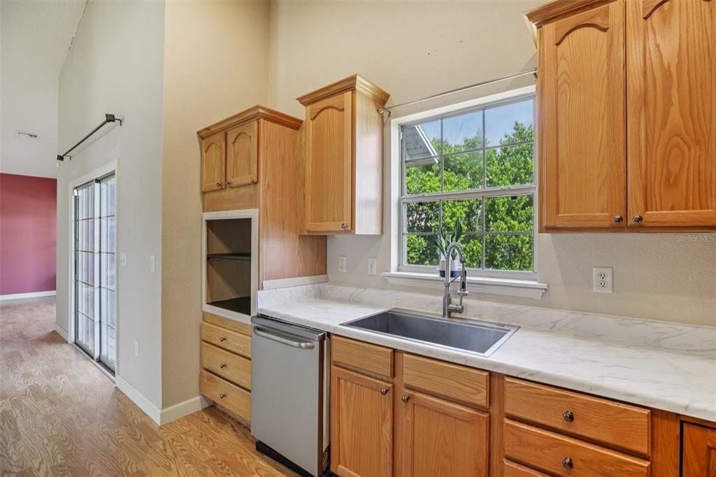 For Sale: $440,000 (3 beds, 3 baths, 2421 Square Feet)