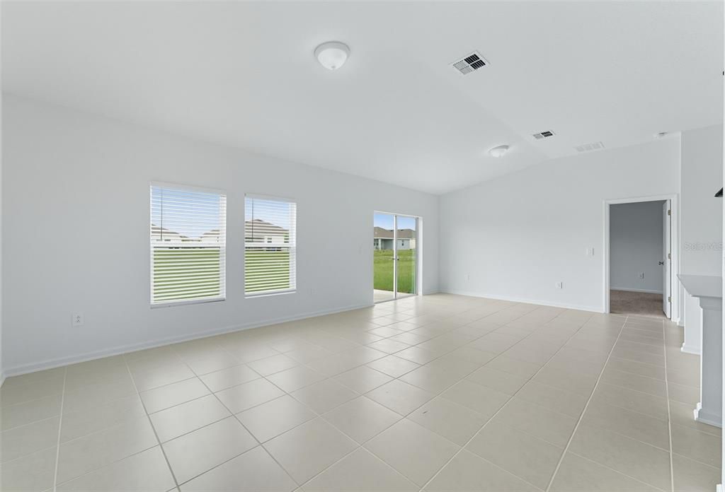 Activo con contrato: $2,250 (3 camas, 2 baños, 1580 Pies cuadrados)