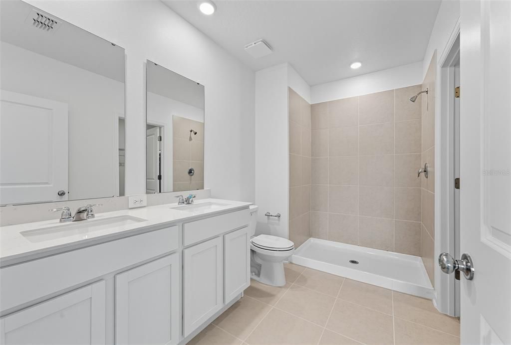 Activo con contrato: $2,250 (3 camas, 2 baños, 1580 Pies cuadrados)