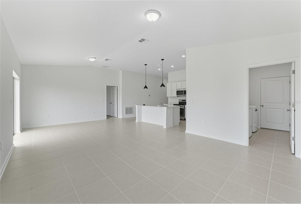 Activo con contrato: $2,250 (3 camas, 2 baños, 1580 Pies cuadrados)