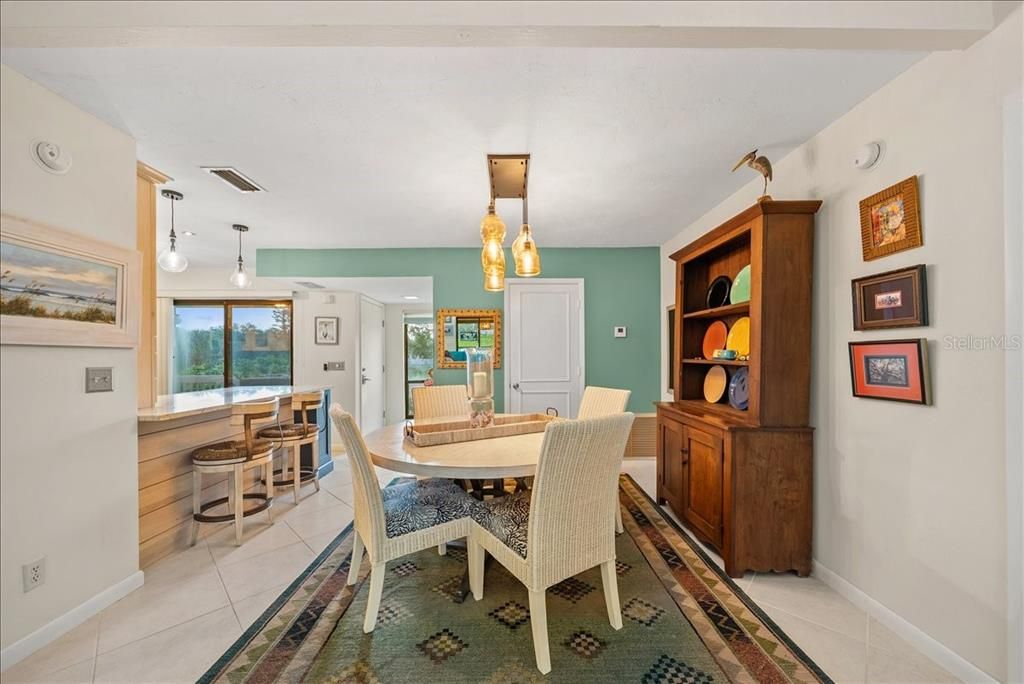 待售: $295,000 (2 贝兹, 2 浴室, 1031 平方英尺)