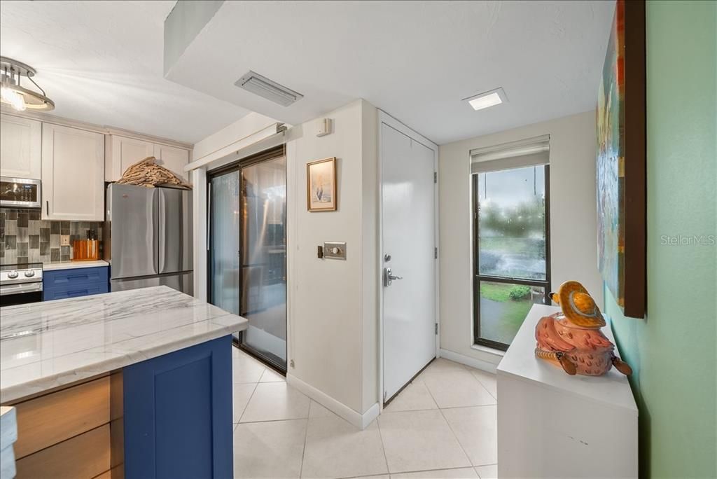 待售: $295,000 (2 贝兹, 2 浴室, 1031 平方英尺)