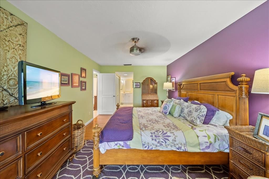 待售: $295,000 (2 贝兹, 2 浴室, 1031 平方英尺)