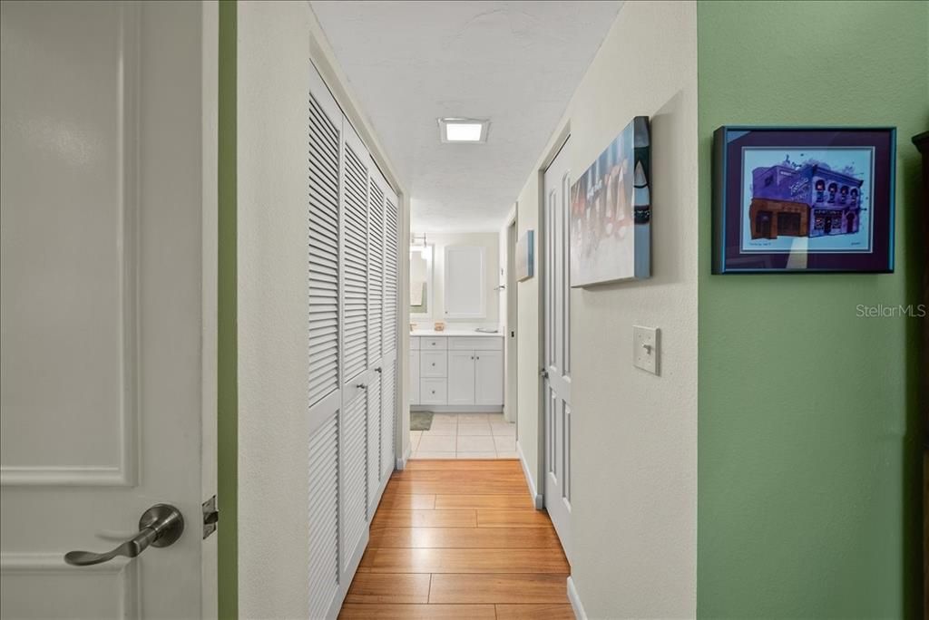 待售: $295,000 (2 贝兹, 2 浴室, 1031 平方英尺)