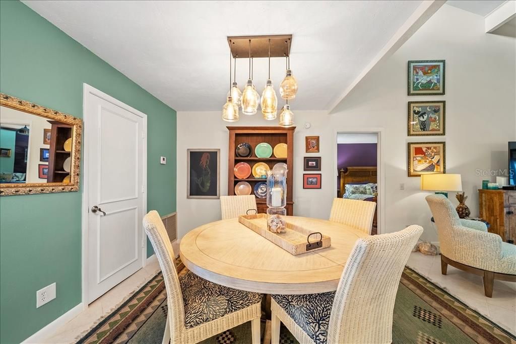 待售: $295,000 (2 贝兹, 2 浴室, 1031 平方英尺)