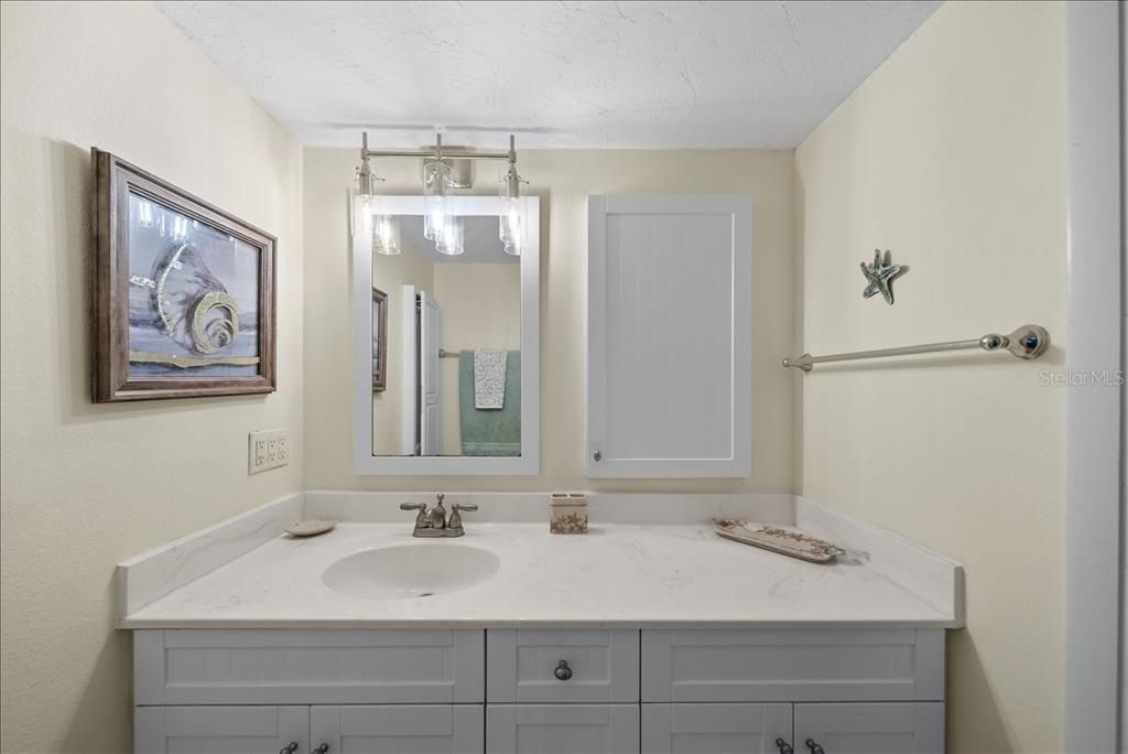 待售: $295,000 (2 贝兹, 2 浴室, 1031 平方英尺)