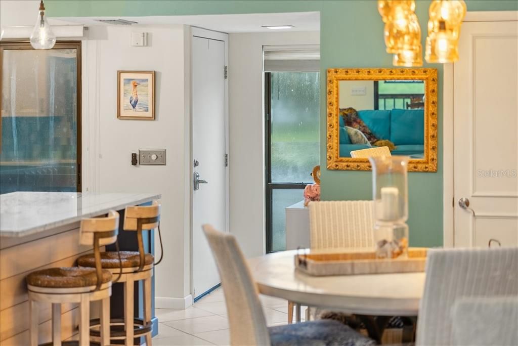 待售: $295,000 (2 贝兹, 2 浴室, 1031 平方英尺)