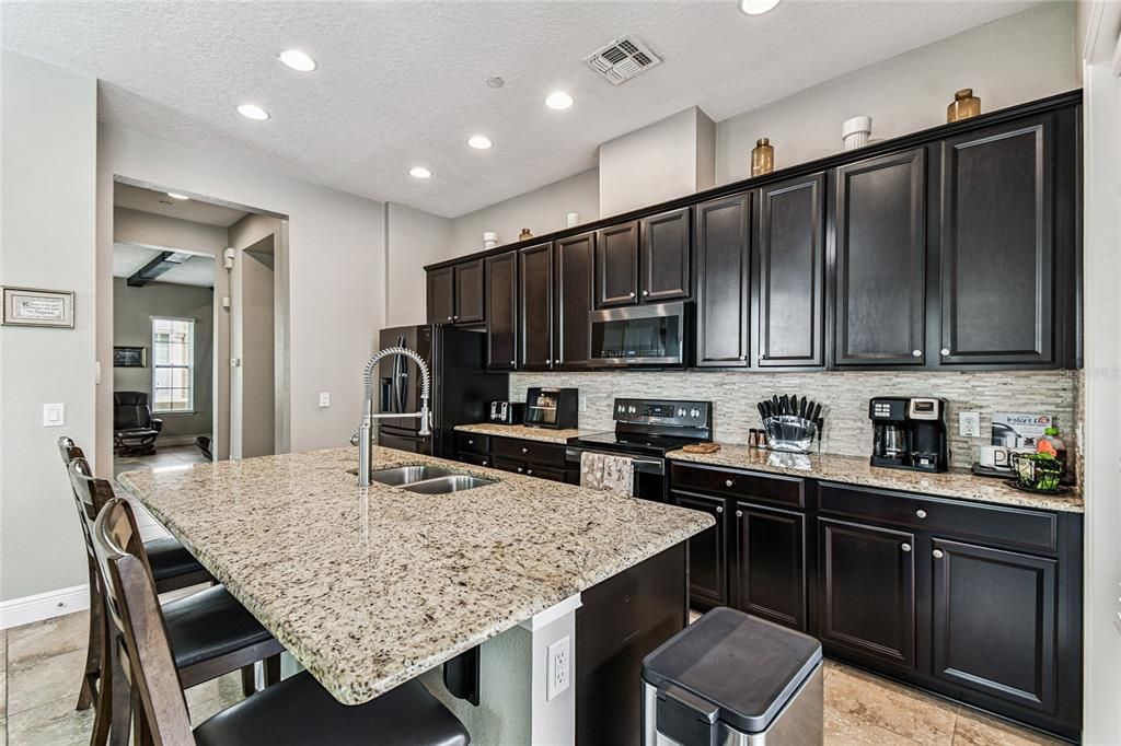 Под контрактом: $499,000 (4 спален, 3 ванн, 2504 Квадратных фут)