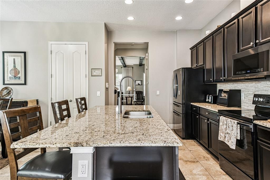 Под контрактом: $499,000 (4 спален, 3 ванн, 2504 Квадратных фут)