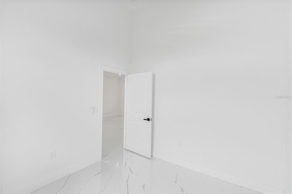 合同活跃: $354,990 (3 贝兹, 2 浴室, 1913 平方英尺)