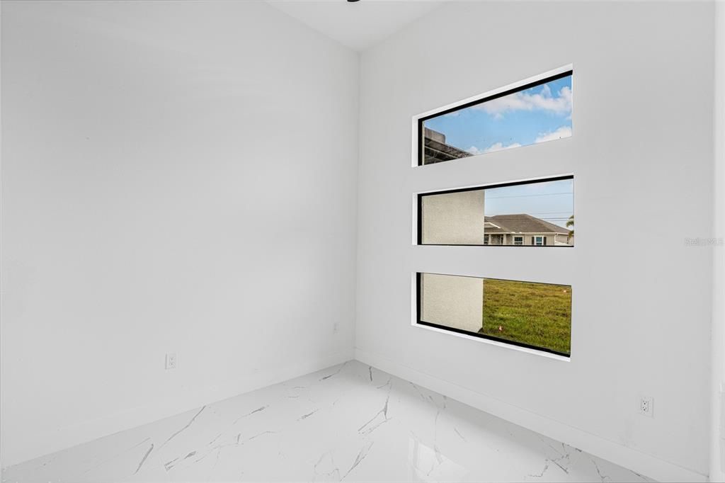 合同活跃: $354,990 (3 贝兹, 2 浴室, 1913 平方英尺)