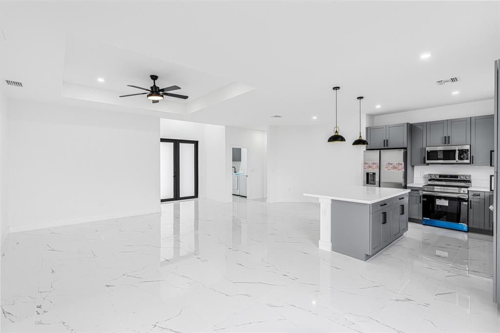 合同活跃: $354,990 (3 贝兹, 2 浴室, 1913 平方英尺)