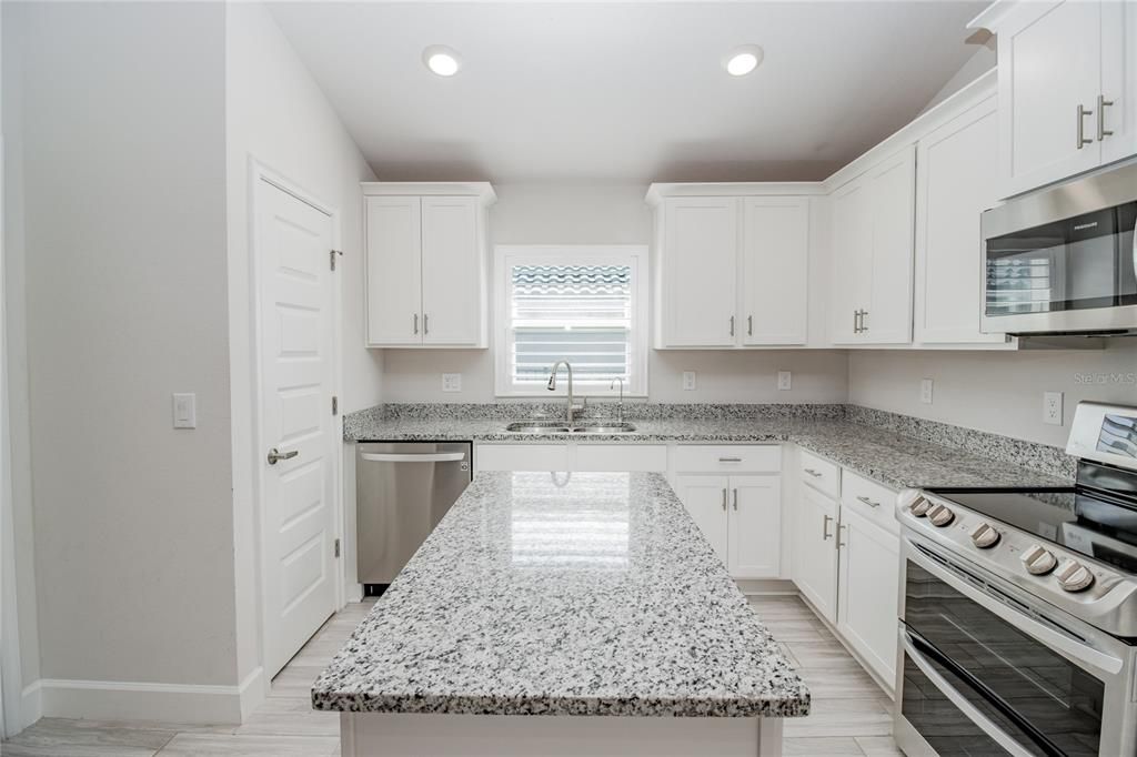 В аренду: $2,700 (4 спален, 3 ванн, 2200 Квадратных фут)