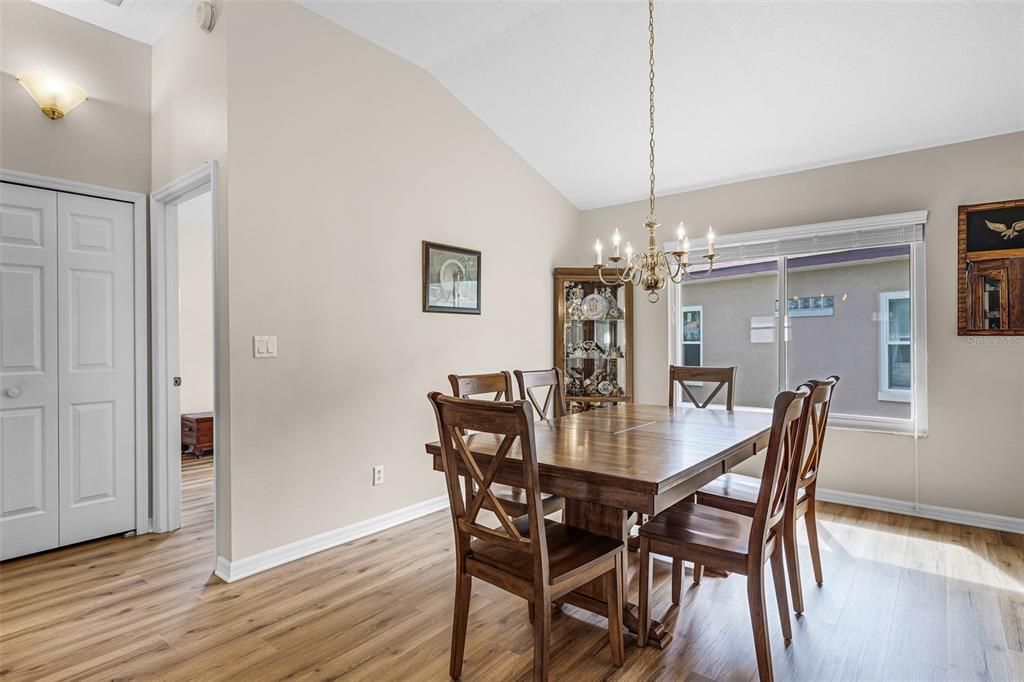 Activo con contrato: $225,000 (2 camas, 2 baños, 1326 Pies cuadrados)