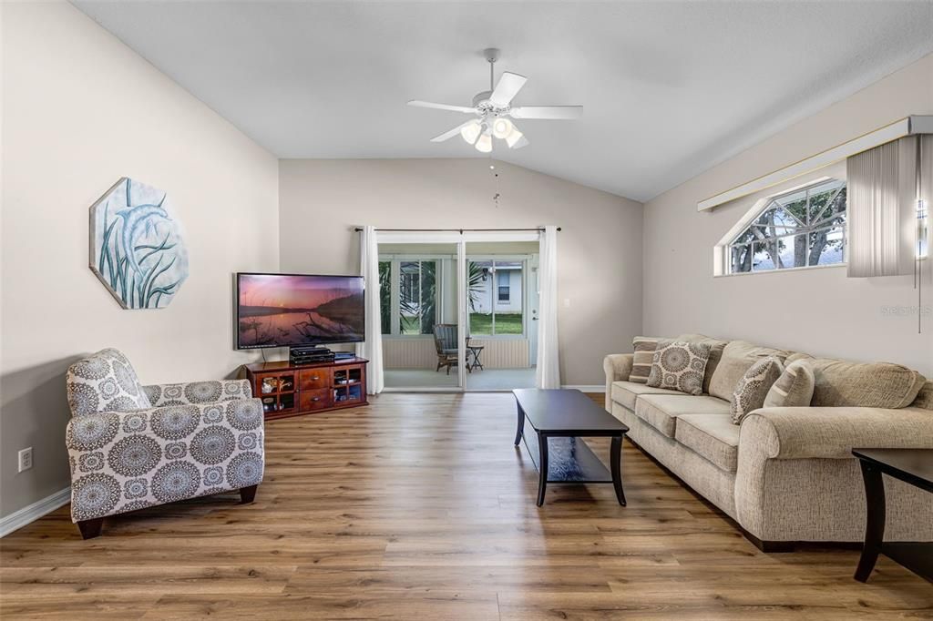 Activo con contrato: $225,000 (2 camas, 2 baños, 1326 Pies cuadrados)