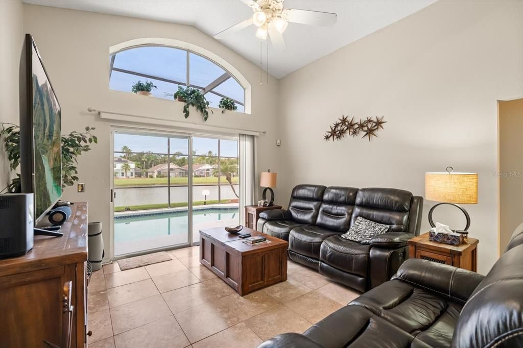 На продажу: $442,000 (5 спален, 2 ванн, 1960 Квадратных фут)