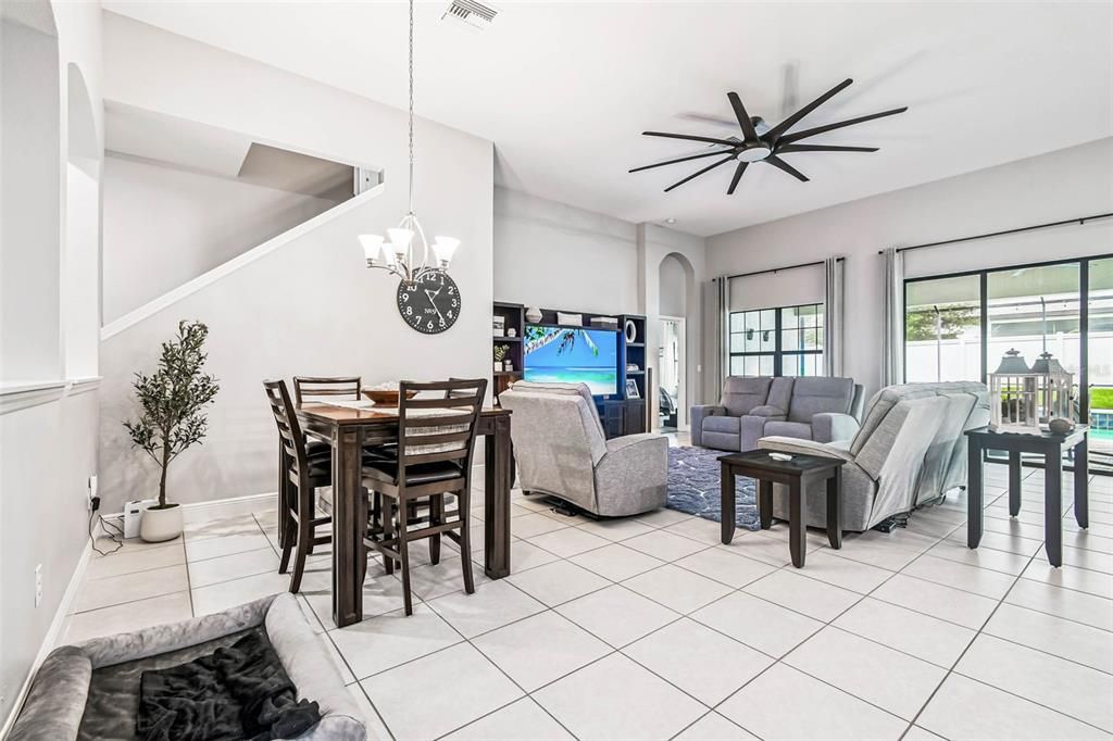 Под контрактом: $764,000 (5 спален, 5 ванн, 3202 Квадратных фут)