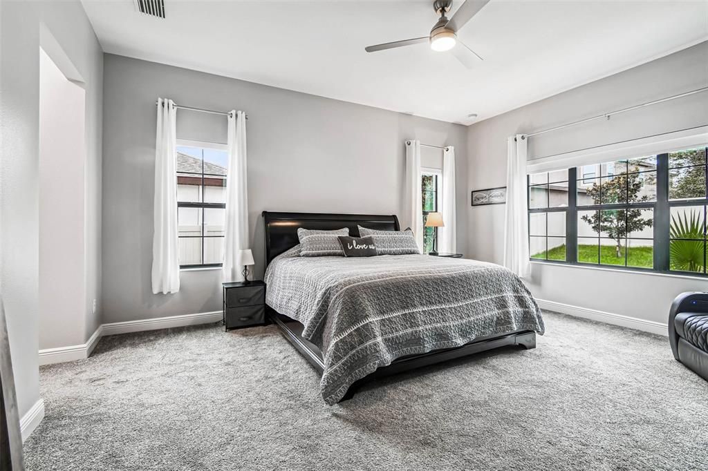 Под контрактом: $764,000 (5 спален, 5 ванн, 3202 Квадратных фут)