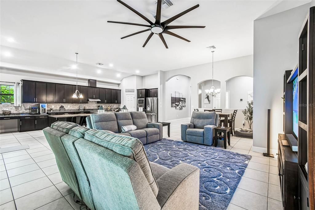 Под контрактом: $764,000 (5 спален, 5 ванн, 3202 Квадратных фут)