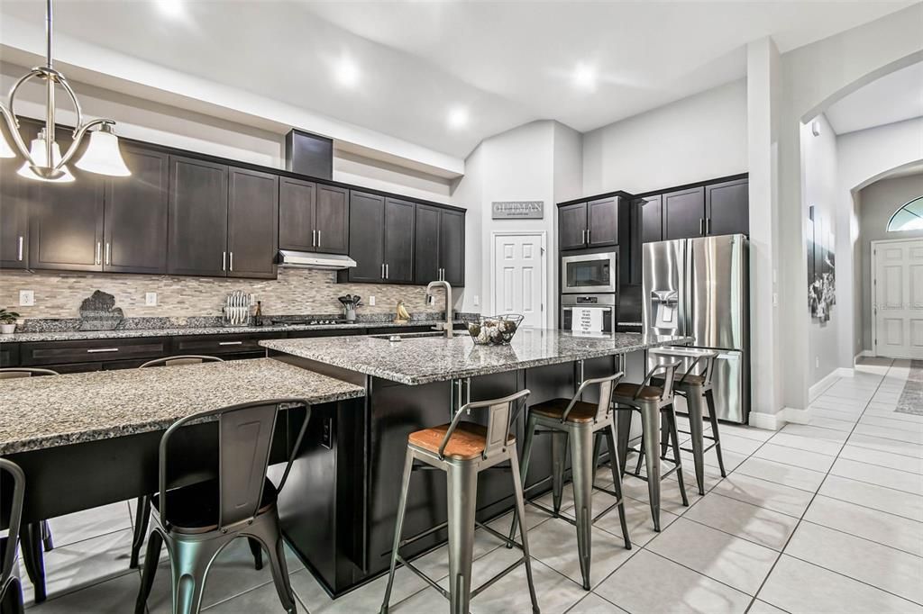 Под контрактом: $764,000 (5 спален, 5 ванн, 3202 Квадратных фут)