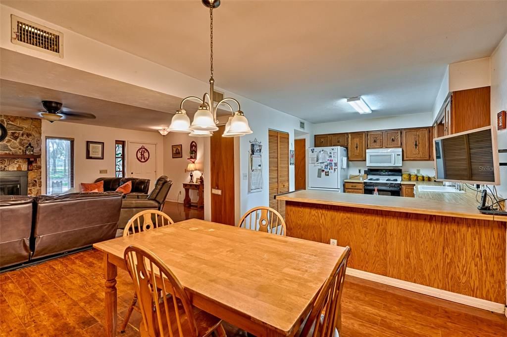 待售: $425,000 (3 贝兹, 2 浴室, 1753 平方英尺)