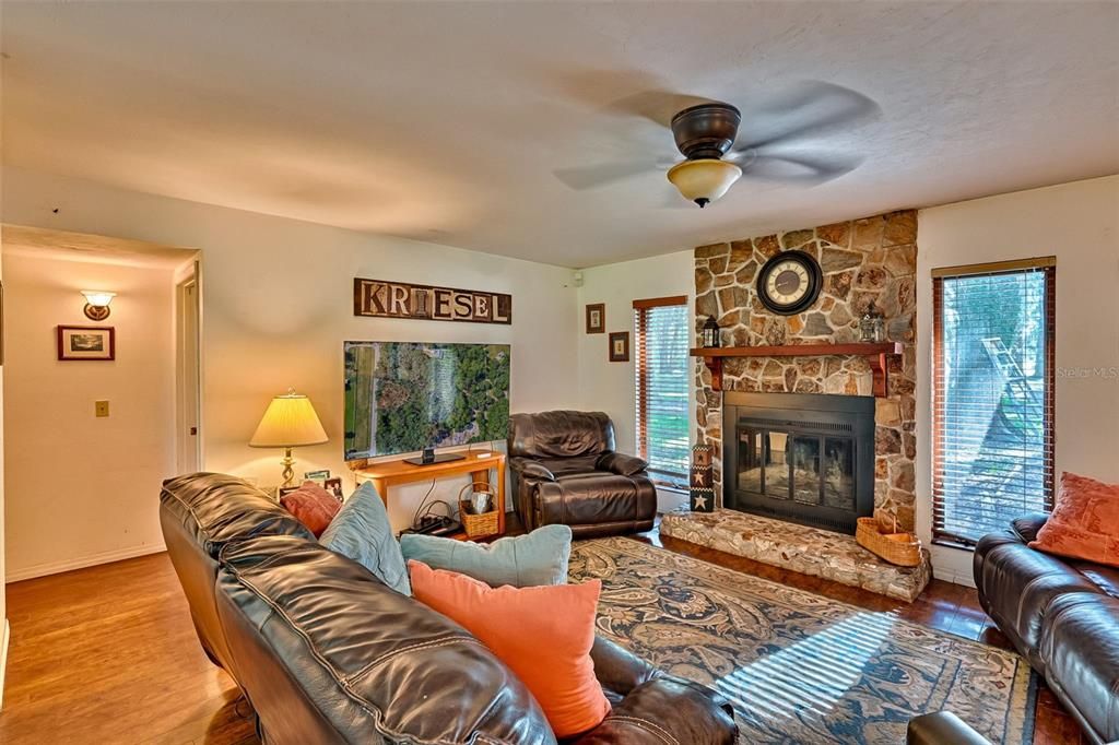 待售: $425,000 (3 贝兹, 2 浴室, 1753 平方英尺)