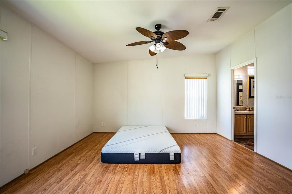 En Venta: $245,000 (3 camas, 2 baños, 1800 Pies cuadrados)