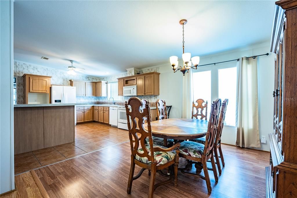 En Venta: $245,000 (3 camas, 2 baños, 1800 Pies cuadrados)